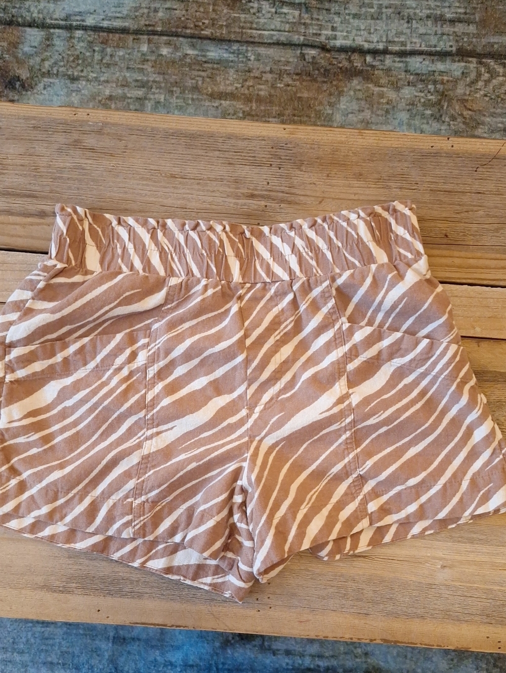 🔥🔥CLEARANCE🔥🔥 Women’s High-Waist Zebra Stripe Shorts in Tan & White. Small